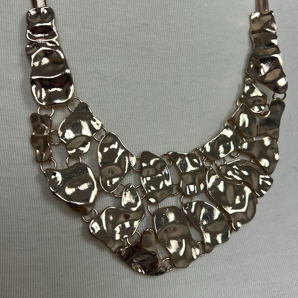 Gold statement necklace - Picture 2 of 3